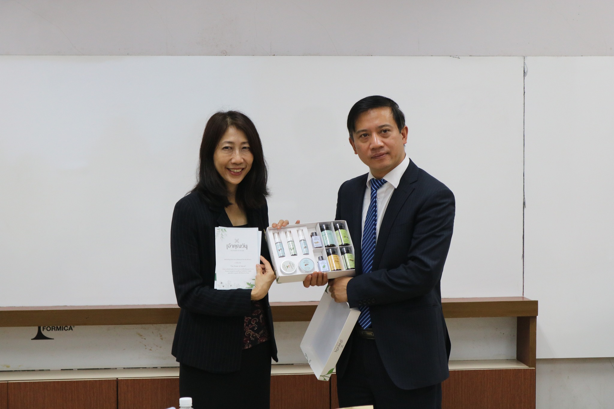 Guizhou University Delegation Explores Academic Collaboration with Mae Fah Luang University and Center of Excellence in Fungal research